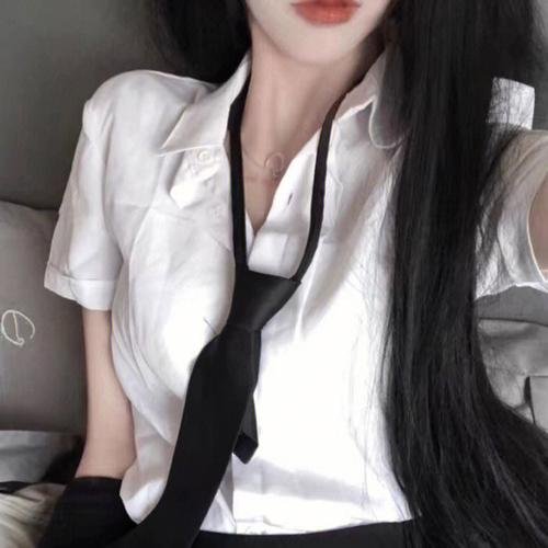 昂首挺胸